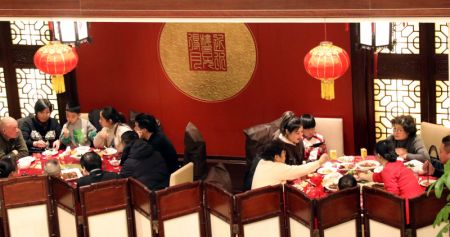 (miniature) Des gens prennent leurs dîners de retrouvailles familiales dans un restaurant à Suzhou
