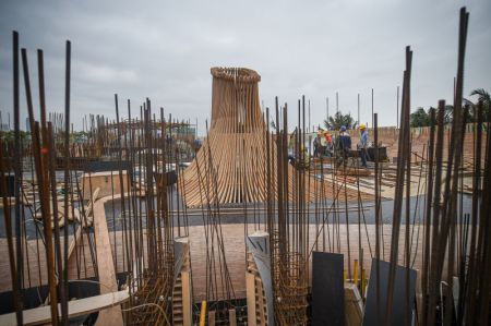 (miniature) Des ouvriers travaillent dans le site de construction de la Biblioth&egrave;que Wormwhole dans la baie de Haikou