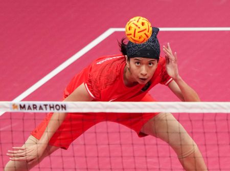 (miniature) L'Indonésienne Florensia Cristy lors du match de qualification par équipe femmes de sepak takraw entre le Japon et l'Indonésie