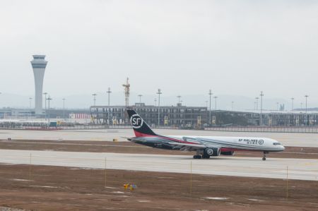 (miniature) Photo prise le 19 mars 2022 de l'aéroport Huahu d'Ezhou