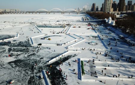 (miniature) Photo a&eacute;rienne de visiteurs au parc du Carnaval de glace et de neige sur la rivi&egrave;re Songhua
