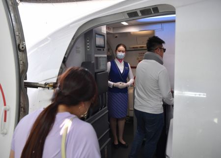 (miniature) Des voyageurs embarquent à bord du premier avion de la ligne Xi'an-Urumqi-Achgabat