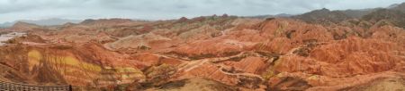 (miniature) Vue panoramique du site touristique de Qicai Danxia sous la pluie