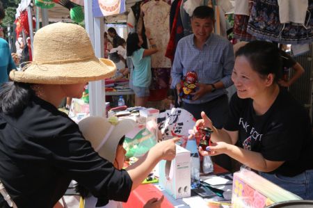 (miniature) Des participants au deuxième festival des bateaux-dragons choisissent des produits chinois à Sofia