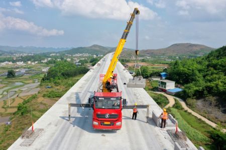 (miniature) Des ouvriers sur le chantier du grand pont de la ligne ferroviaire à grande vitesse Guiyang-Nanning à Dushan