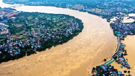 (miniature) Photo aérienne des crues sur une rivière traversant une zone urbaine après de fortes pluies dans le district autonome Miao de Rongshui