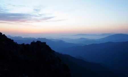 (miniature) Photo prise à l'aube depuis le sommet du mont Niubei dans la province chinoise du Sichuan (sud-ouest)