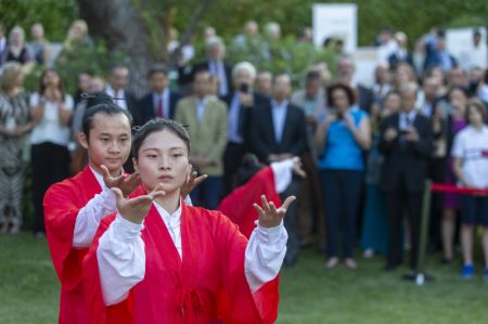 (miniature) Des gens assistent à une démonstration de tai-chi à l'ambassade de Chine à Athènes