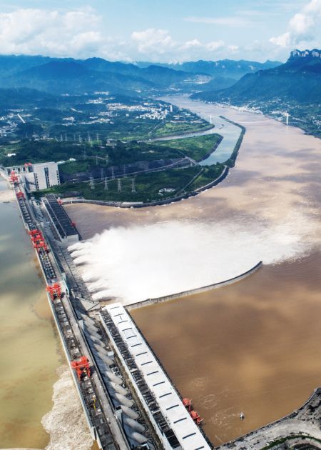 (miniature) Photo montrant les eaux de crue déversées depuis le barrage des Trois Gorges