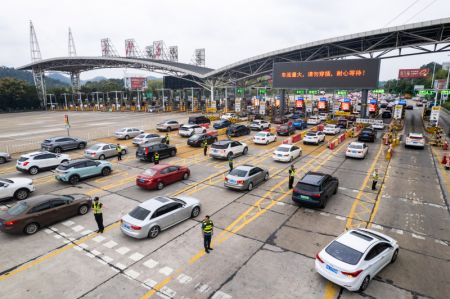 (miniature) Des véhicules près d'un péage sur une autoroute à Changsha