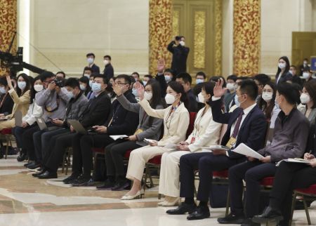 (miniature) Des journalistes assistent à une conférence de presse à laquelle participent des dirigeants des comités centraux des partis politiques non communistes et de la Fédération nationale de l'industrie et du commerce de Chine lors de la première session du 14e Comité national de la Conférence consultative politique du peuple chinois (CCPPC) au Grand Palais du Peuple à Beijing