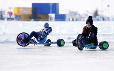 (miniature) Des gens s'amusent sur le fleuve Songhua gel&eacute; dans un parc de glace et de neige &agrave; Harbin