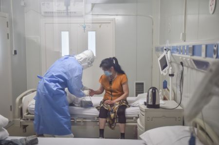 (miniature) Une infirmière soigne une patiente de COVID-19 dans une salle d'isolement à l'hôpital de Ditan à Beijing