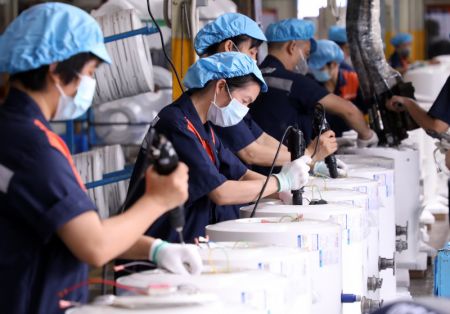 (miniature) Des ouvriers sur une chaîne de production de chauffe-eaux électriques dans une entreprise de Foshan
