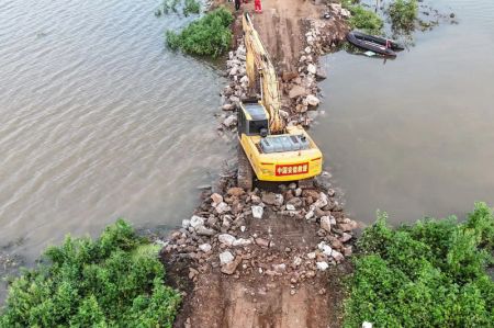 (miniature) Des secouristes tentent de colmater une brèche dans une digue à Tieling