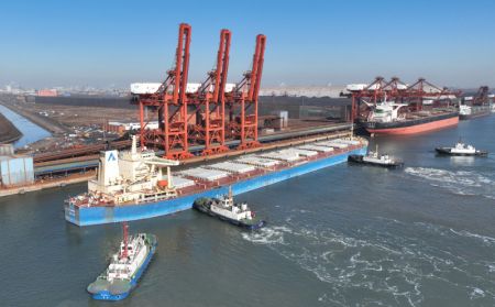 (miniature) Photo aérienne d'un navire accostant dans un terminal pour le charbon du port de Tangshan
