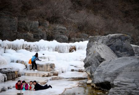 (miniature) Des gens admirent les chutes d'eau gelée de la montagne de Yuntai