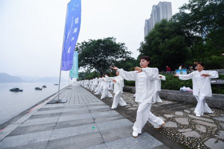 (miniature) Des pratiquants du ta&iuml;chi