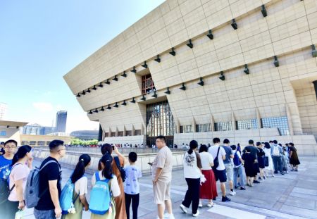 (miniature) Des visiteurs attendent d'entrer dans le Musée du Shanxi à Taiyuan
