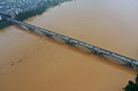 (miniature) Photo aérienne prise le 4 juin 2022 montrant une vue de la rivière Rongjiang après de fortes précipitations dans le district autonome Miao de Rongshui de la région autonome Zhuang du Guangxi (sud de la Chine)