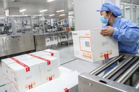 (miniature) Une employée travaille dans une usine d'emballage de vaccins contre le COVID-19 de la société Sinovac Research and Development Co