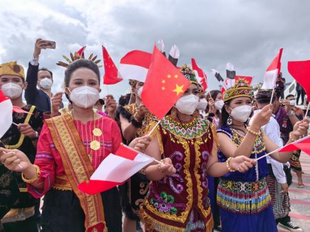 (miniature) Des gens accueillent le président chinois Xi Jinping à l'aéroport de Bali