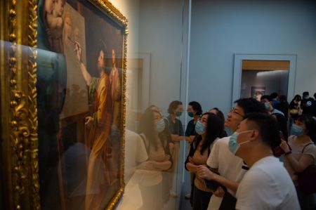(miniature) Des visiteurs contemplent une peinture lors de l'exposition A la rencontre de Raphaël : chefs-d'oeuvre de la Renaissance au néoclassicisme au Guardian Art Center