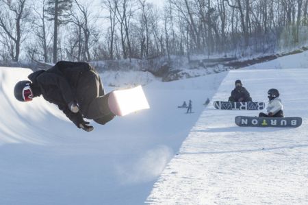 (miniature) Des skieurs participent à une séance d'entraînement dans la station de ski de Yabuli