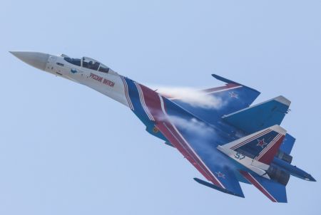 (miniature) Un avion de chasse de l'équipe de voltige Russian Knights au salon Airshow China