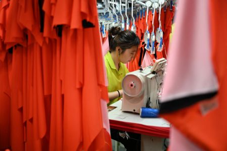 (miniature) Une employ&eacute;e travaille sur une ligne de production du fabricant de la marque de sport espagnole Kelme