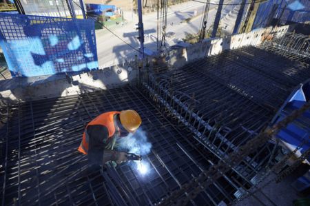 (miniature) Un ouvrier travaille dans le chantier de construction de la section de Sanhe du Chemin de fer interurbain Beijing-Tangshan