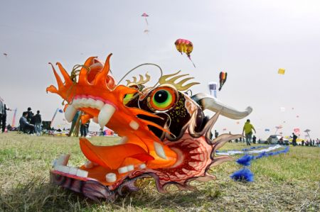 (miniature) Un cerf-volant en forme de dragon lors du 40e Festival international du cerf-volant de Weifang