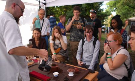 (miniature) Les visiteurs dégustent du thé chinois sur un stand du festival Cajomir