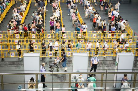 (miniature) Des habitants font la queue pour effectuer des tests d'acide nucléique à Macao