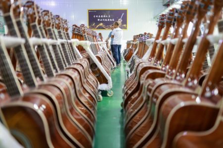 (miniature) Des gens parlent du marketing de guitare dans le Parc industriel de guitares de Zheng'an