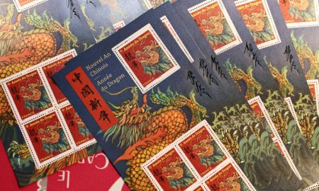 (miniature) Photo prise le 26 janvier 2024 montrant une paire de timbres émis par le groupe français La Poste pour célébrer le Nouvel An chinois à venir à Paris
