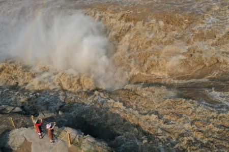 (miniature) Photo aérienne montrant des touristes près de la cascade Hukou