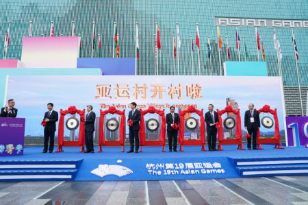 (miniature) Des invités font sonner des gongs pour annoncer l'inauguration du village des Jeux asiatiques à Hangzhou