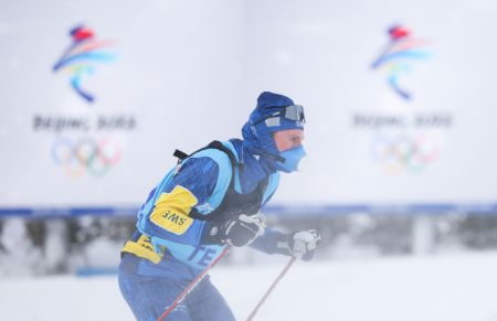 (miniature) Un athlète prend part à l'entraînement de biathlon au Centre national de biathlon de Zhangjiakou