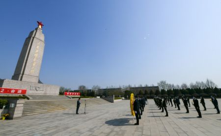 (miniature) Des employés rendent hommage aux martyrs dans un cimetière des martyres à Tianjin