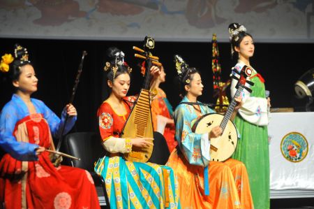 (miniature) Une troupe artistique de la province chinoise du Shaanxi se produit lors de l'événement Joyeux Nouvel An chinois organisé par l'ambassade de Chine en Tunisie à Tunis
