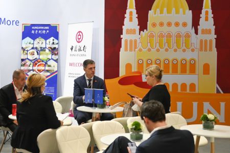 (miniature) Des participants d'entreprises &eacute;trang&egrave;res n&eacute;gocient lors de l'Exposition Chine-Pays d'Europe centrale et orientale (PECO)