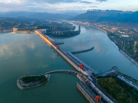 (miniature) Photo aérienne prise le 9 juillet 2023 de la centrale hydroélectrique des Trois Gorges