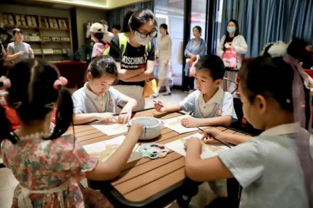 (miniature) Des enfants apprennent l'opéra Qingqiang dans le bloc culturel du théâtre Yisushe à Xi'an