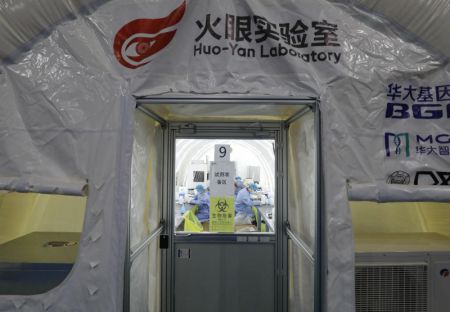 (miniature) Des membres du personnel médical travaillent dans un laboratoire de dépistage des acides nucléiques du nom de Huoyan