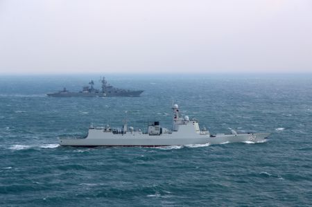 (miniature) Le destroyer Jinan de la marine chinoise (au premier plan) et le croiseur Varyag de la marine russe lors des exercices navals conjoints Joint Sea 2022