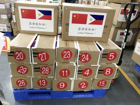 (miniature) Dons de matériel médical par la Chine aux Philippines à Fuzhou