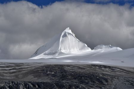 (miniature) Photo prise le 20 août 2020 montrant le mont Sapukonglagabo dans le district de Biru à Nagqu