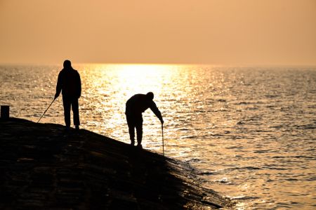 (miniature) Des membres du personnel patrouillent la lev&eacute;e du lac Hongze &agrave; Huai'an