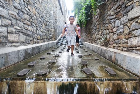 (miniature) Un enfant visite un site pittoresque à Zaozhuang
